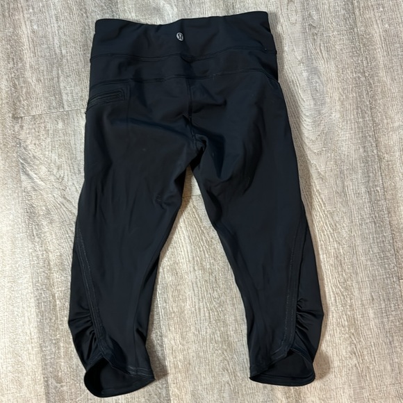 Lululemon low waist crop with zipper pocket size 4 - Picture 3 of 3